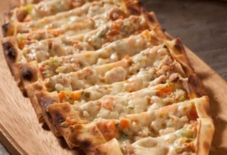 10 Numara Pide Lahmacun menüsündeki tavuklu kaşarlı pide